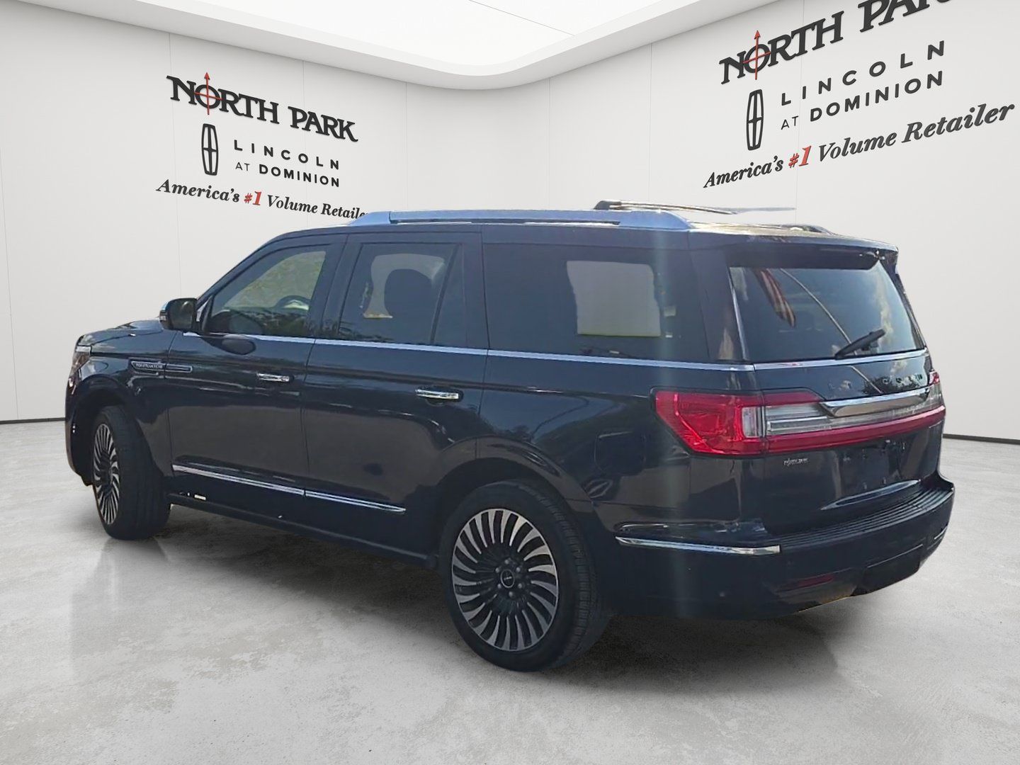 Used 2018 Lincoln Navigator Black Label w/ Cargo Package AWD/4WD image 3