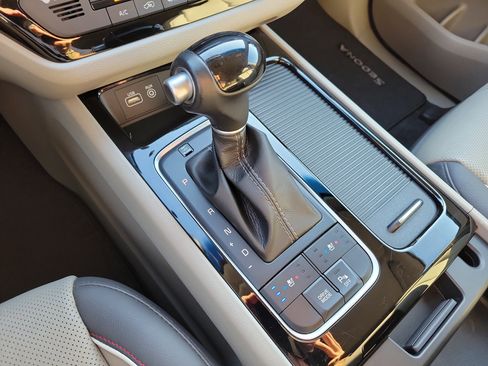 Used 2015 Kia Sedona SX image 39