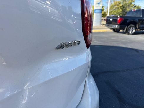 Used 2017 Ford Explorer XLT w/ Equipment Group 202A AWD/4WD image 12