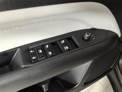 Used 2023 Jeep Compass Limited image 13