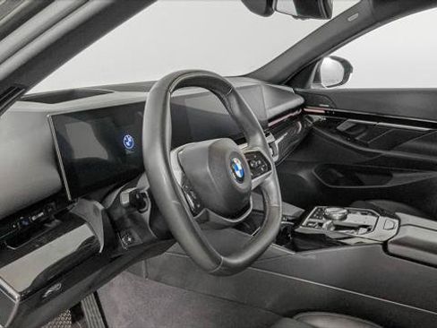Used 2025 BMW 530i w/ Premium Package RWD image 24