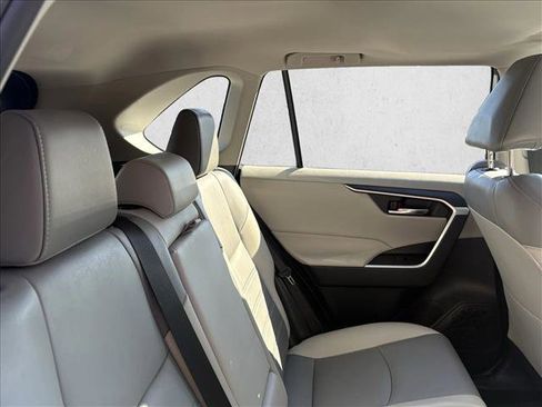 Used 2021 Toyota RAV4 XLE Premium image 17