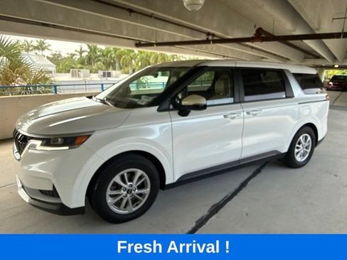 Used 2024 Kia Carnival LX FWD image 1