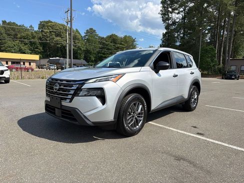 Used 2024 Nissan Rogue S AWD/4WD image 2