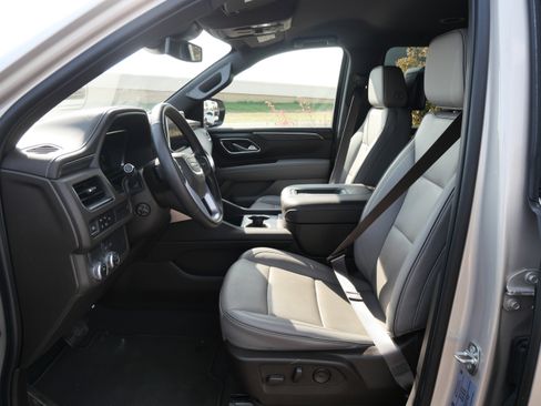 Used 2024 GMC Yukon XL SLT w/ SLT Luxury Package image 8