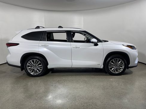 Used 2024 Toyota Highlander Platinum AWD/4WD image 2