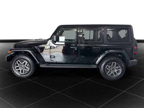 Used 2024 Jeep Wrangler Unlimited Sahara w/ Technology Group AWD/4WD image 2
