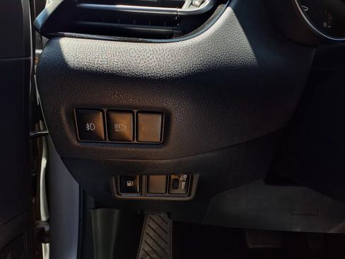 Used 2018 Toyota C-HR XLE FWD image 16