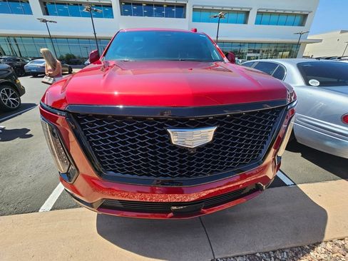 Used 2025 Cadillac Escalade Sport Platinum w/ LPO, ONYX Package AWD/4WD image 4