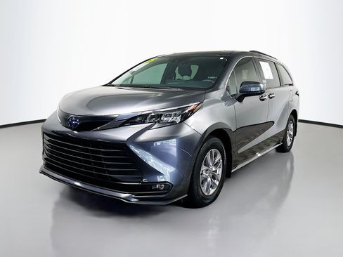 Used 2025 Toyota Sienna XLE FWD image 10