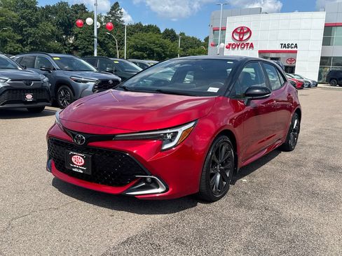 Used 2025 Toyota Corolla XSE FWD image 3