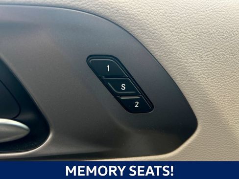 Used 2022 Chrysler Pacifica Touring-L FWD image 11