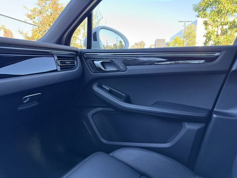 Used 2025 Porsche Macan image 24