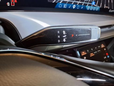 Used 2026 Cadillac Vistiq Sport image 10