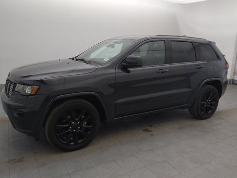 Used 2017 Jeep Grand Cherokee Altitude image 2