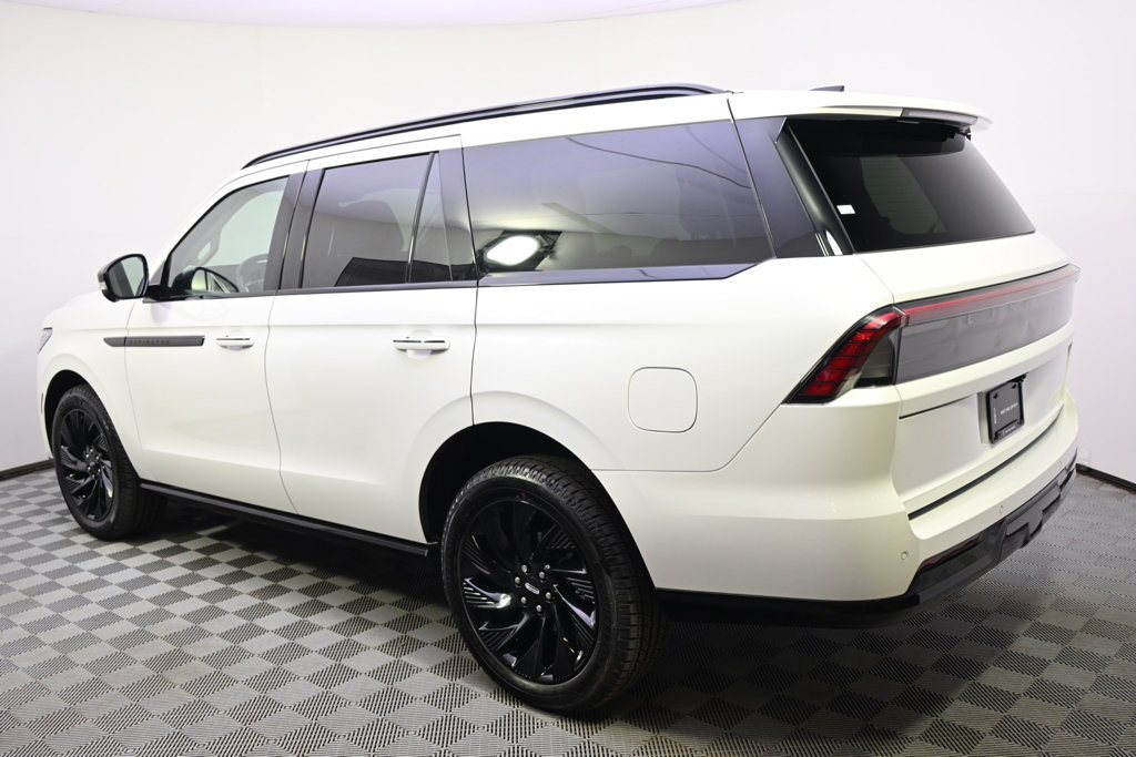 New 2026 Lincoln Navigator Reserve w/ Jet Appearance Package AWD/4WD image 3