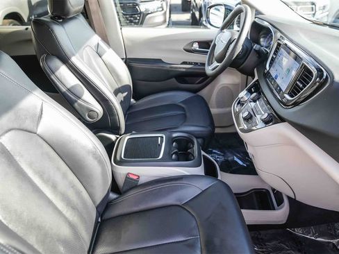 Used 2024 Chrysler Pacifica Touring-L image 15