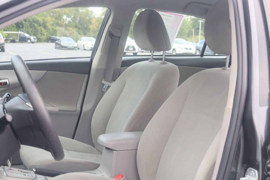 Used 2013 Toyota Corolla LE FWD image 17