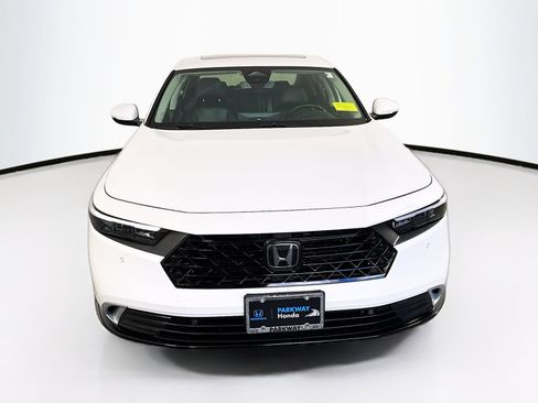 Used 2023 Honda Accord Touring image 2
