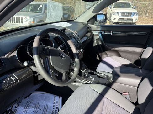 Used 2012 Kia Sorento LX w/ Convenience Pkg FWD image 10