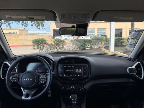 Used 2025 Kia Soul LX w/ LX Technology Package FWD image 32