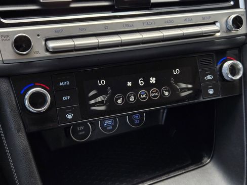 Used 2025 Genesis G70 2.5T image 20