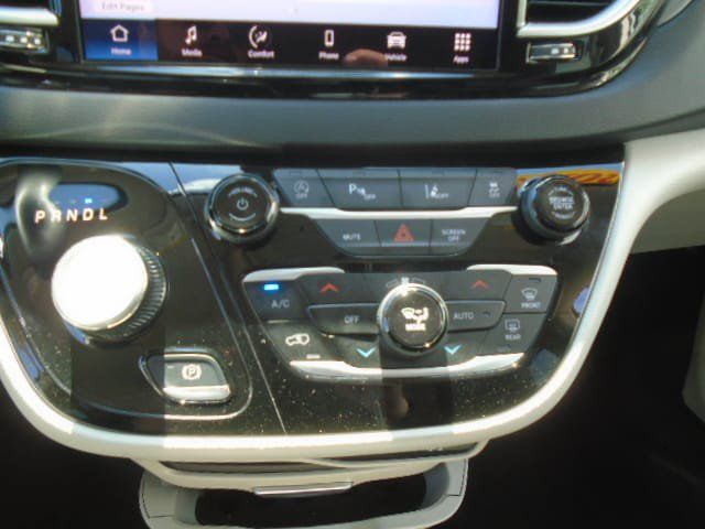Used 2023 Chrysler Pacifica Touring-L FWD image 19