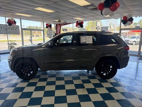 Used 2019 Jeep Grand Cherokee Altitude image 4