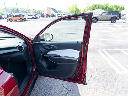 Used 2025 Chevrolet Trax LT FWD image 13