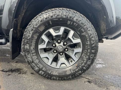 Used 2017 Toyota Tacoma TRD Off-Road w/ Exterior Package image 9