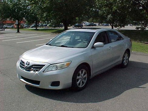 Used 2010 Toyota Camry LE FWD image 3