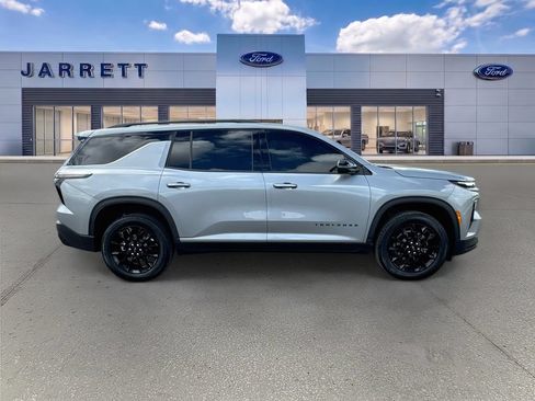 Used 2026 Chevrolet Traverse LT w/ Midnight/Sport Edition FWD image 8