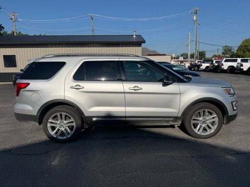 Used 2017 Ford Explorer XLT w/ Equipment Group 202A AWD/4WD image 6