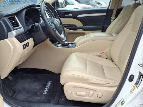 Used 2014 Toyota Highlander XLE AWD/4WD image 17