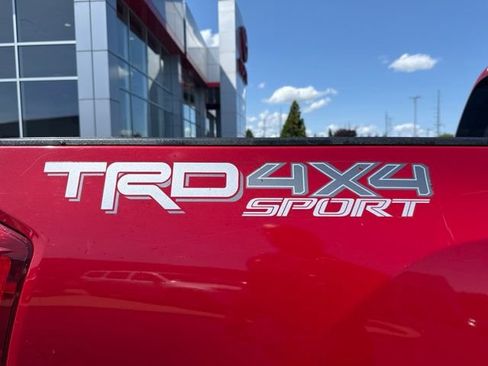 Used 2017 Toyota Tacoma TRD Sport w/ Tow Package (A/T) AWD/4WD image 9