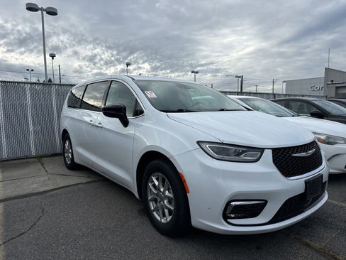 Used 2024 Chrysler Pacifica Touring-L image 3