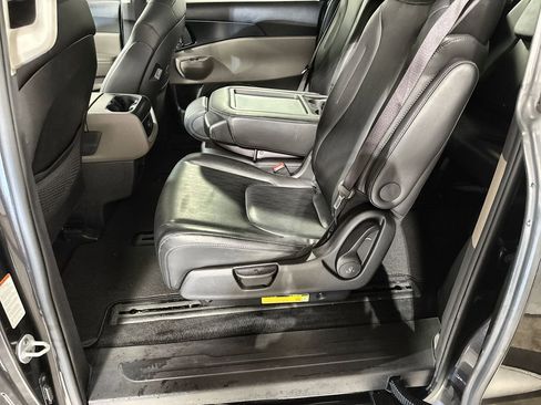 Used 2025 Kia Carnival image 29