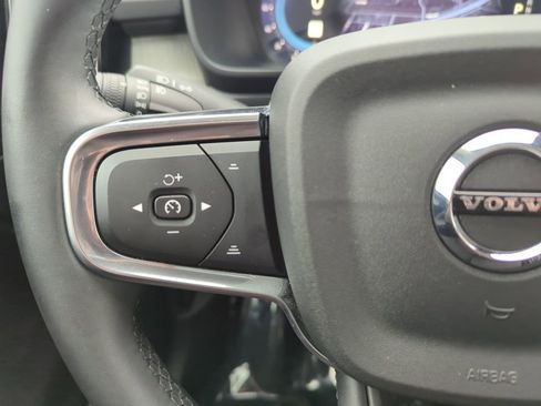 Used 2024 Volvo XC40 B5 Plus image 22