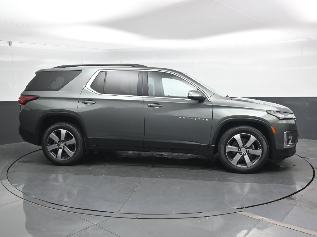 Used 2022 Chevrolet Traverse LT w/ LT Premium Package AWD/4WD image 3