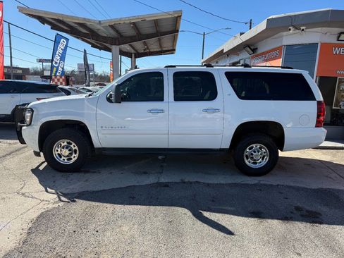 Used 2007 Chevrolet Suburban 2500 LT image 1