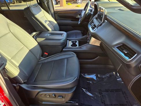 Used 2024 Chevrolet Suburban Premier w/ Premium Package AWD/4WD image 16