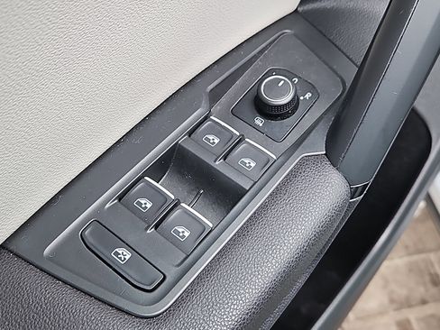 Used 2019 Volkswagen Tiguan SE w/ Panoramic Sunroof Package image 19