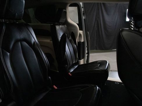 Used 2024 Chrysler Pacifica Touring-L image 18