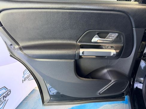 Used 2025 Mercedes-Benz GLB 250 4MATIC image 19