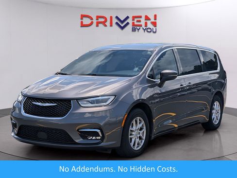 Used 2023 Chrysler Pacifica Touring-L FWD image 1