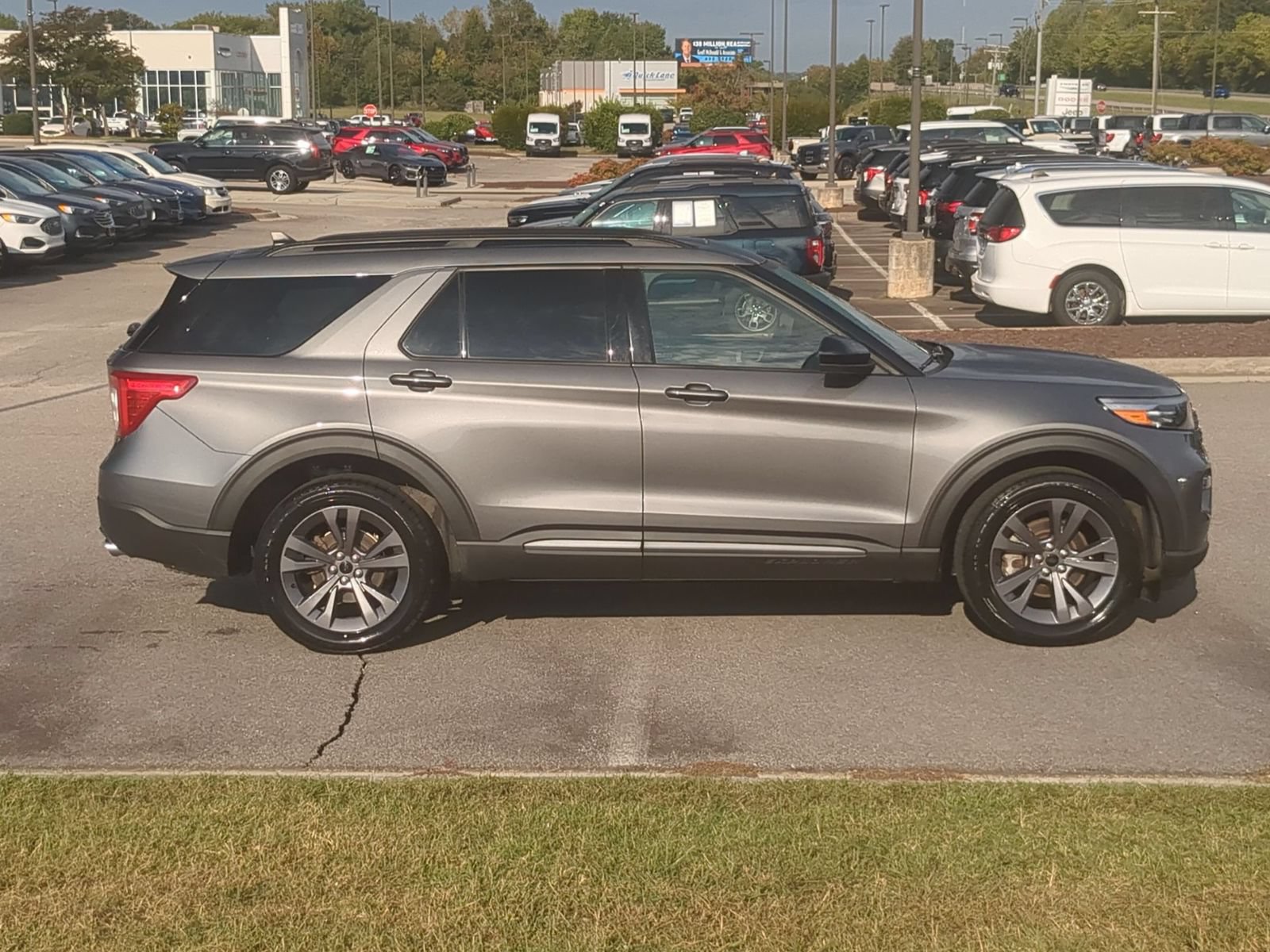 Used 2023 Ford Explorer XLT w/ Equipment Group 202A AWD/4WD image 2