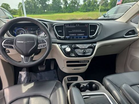 Used 2023 Chrysler Pacifica Touring-L FWD image 13
