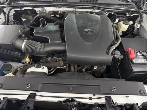 Used 2020 Toyota Tacoma SR5 AWD/4WD image 39