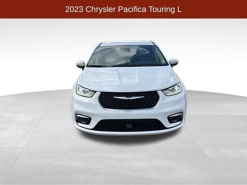 Used 2023 Chrysler Pacifica Touring-L FWD image 2