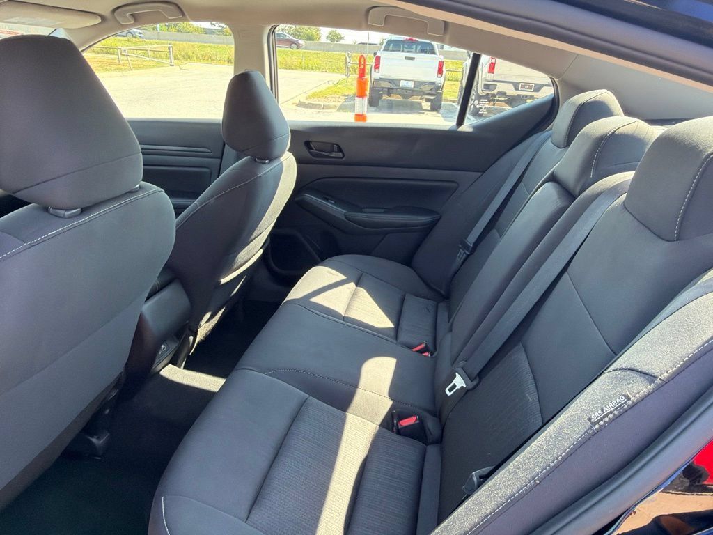 Used 2025 Nissan Altima 2.5 SV FWD image 12